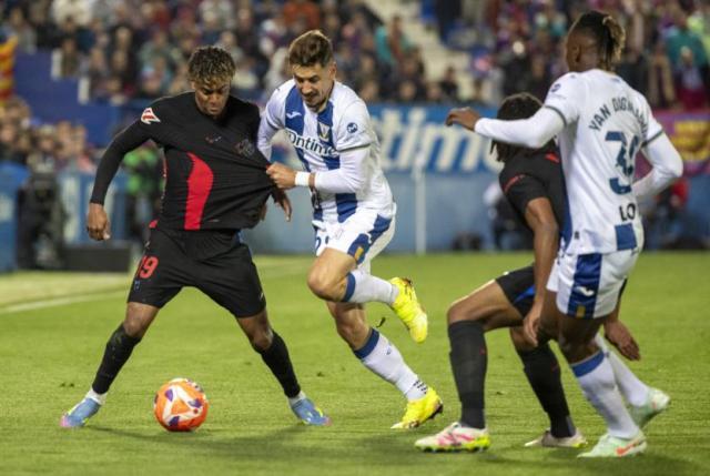 星空体育官方网站-靠乌龙球胜保级队，巴萨快撑不住了吗？